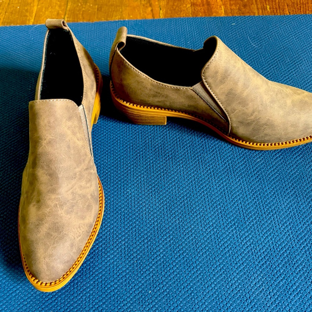 Tan suede Chelsey boots.